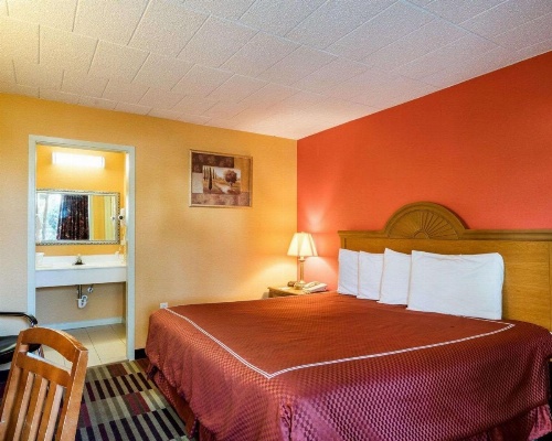 Rodeway Inn University image 10