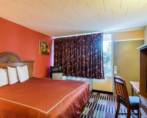 Rodeway Inn University image 14