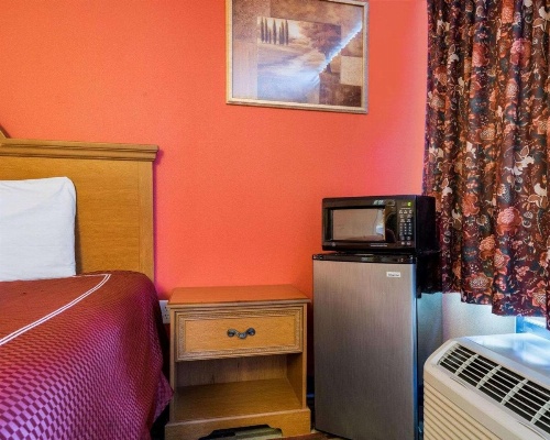 Rodeway Inn University image 17