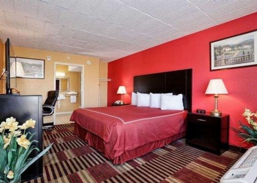 Rodeway Inn University image 8